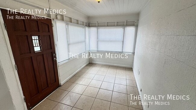 Building Photo - 1100 Santa Anita St