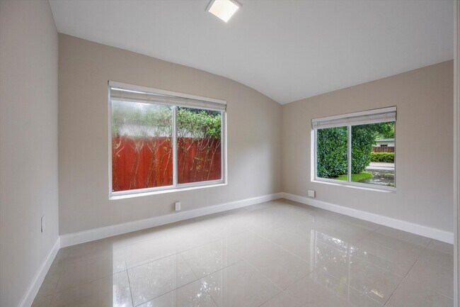 Building Photo - 1137 NE 1st Ave.