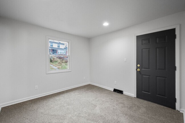 Building Photo - Stunning 4 Bedroom home in Carrick available May 15!