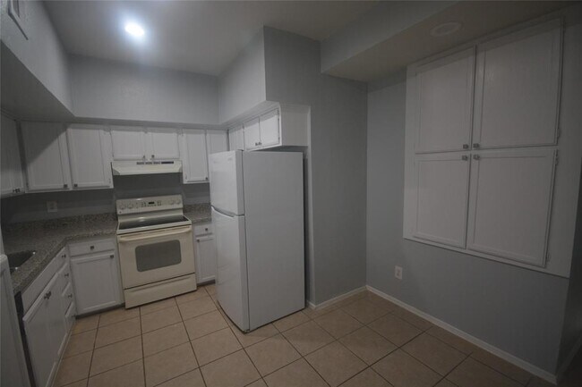 Building Photo - 8731 Village of Fondren Dr