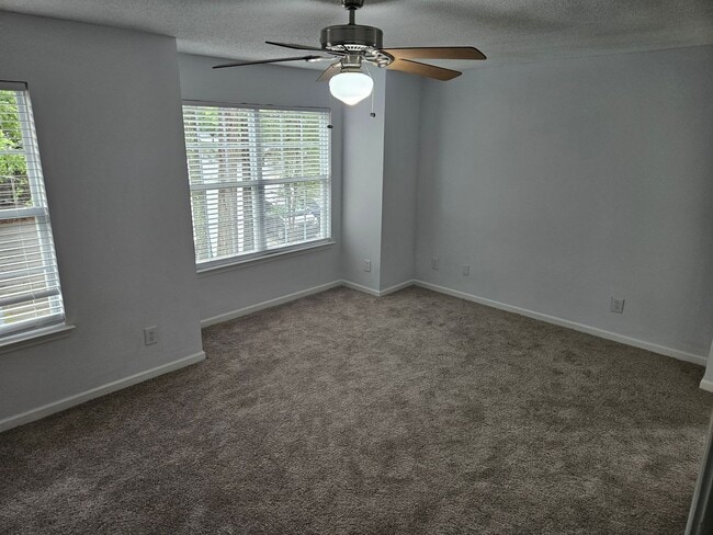 Building Photo - Stylish End Unit 3br 2.5ba TH in Cary! Available Now!