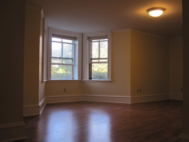 Building Photo - 326 College St