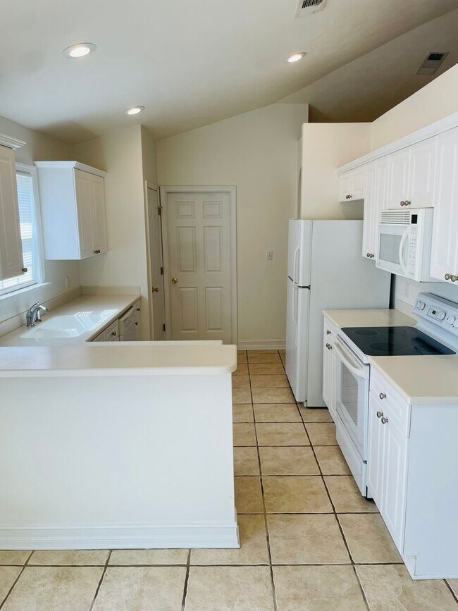 Building Photo - 2031 Sunny Dale Dr