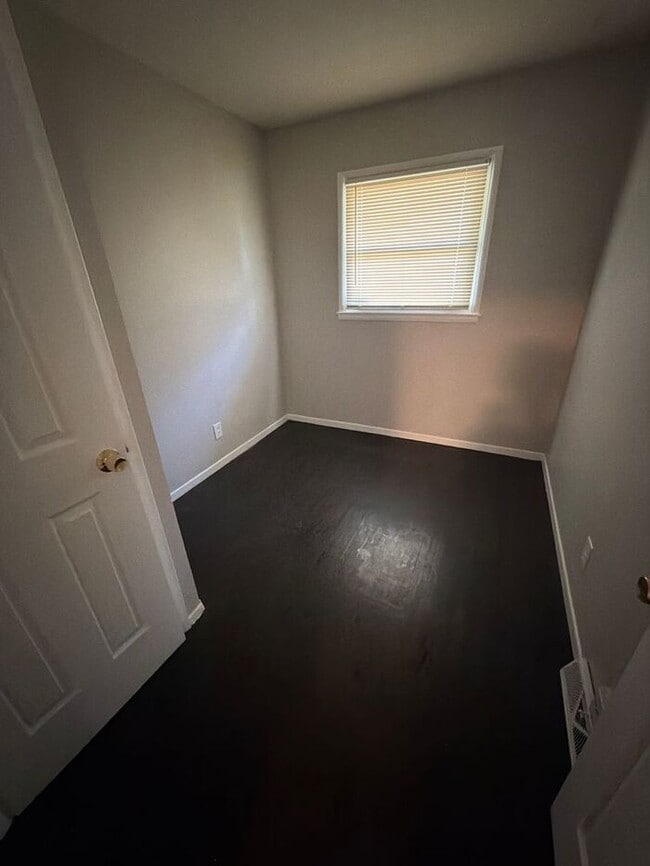 Building Photo - Cozy 3-bedroom, 1-bath