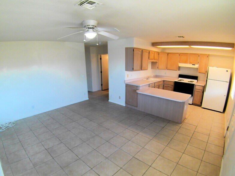 Kitchen and breakfast bar - 1790 North Ave
