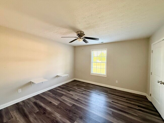 Building Photo - 250 Hycliff St