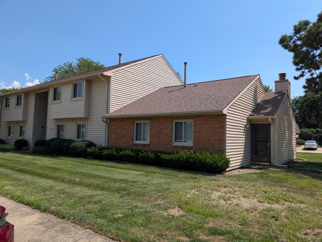 Building Photo - 1609 Lyndhurst W Dr