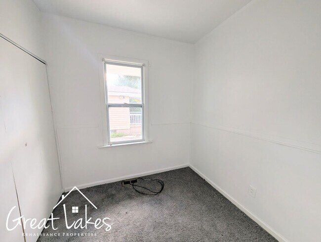 Building Photo - Stunning 3 Bedroom 1 Bathroom now availabl...
