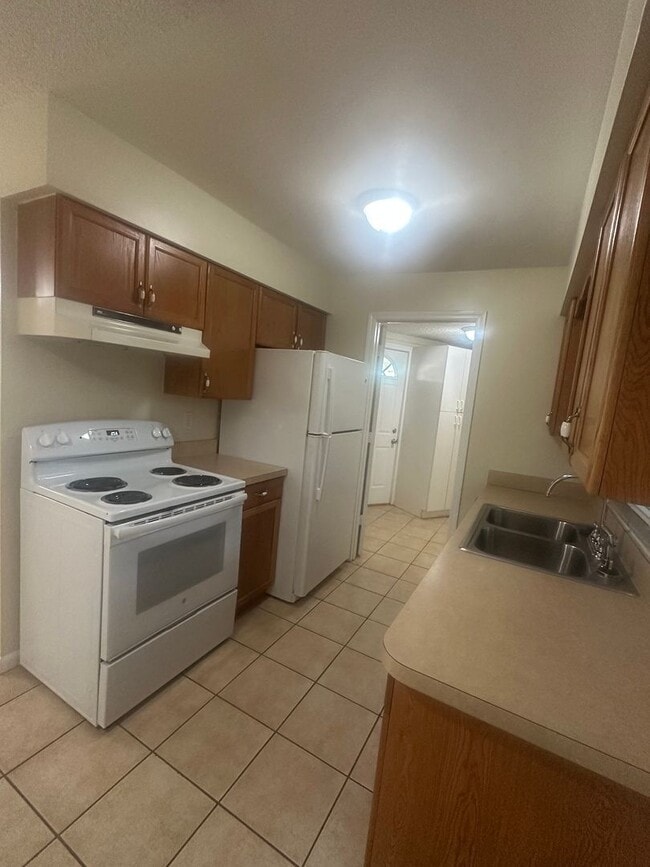 Building Photo - 2 Bedroom 1 Bath Duplex - Priced to Rent!