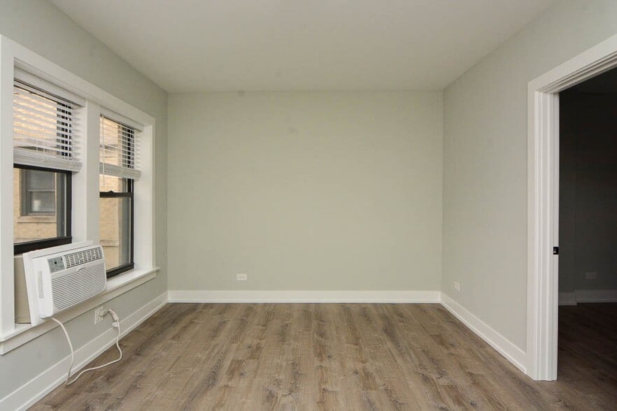 Building Photo - 729 W Brompton Ave