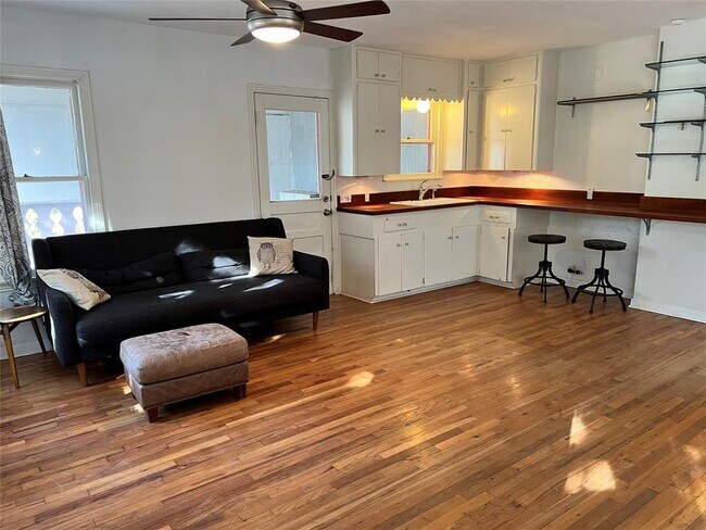 Building Photo - 4407 Lareina Dr