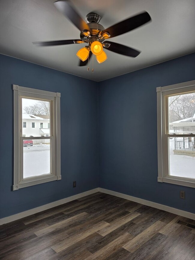 Building Photo - Small Town Home with Lots of Room