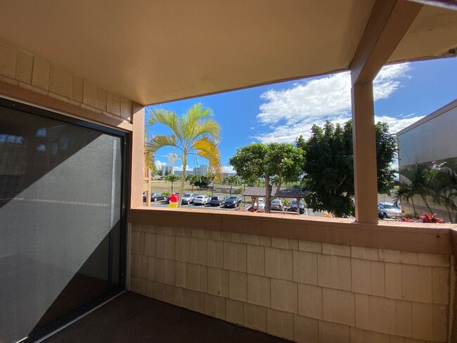 Building Photo - TOWNHOUSE - 3 BED/ 2 BATH/ 1 PARKING AT HARBOR POINTE (Just Listed)