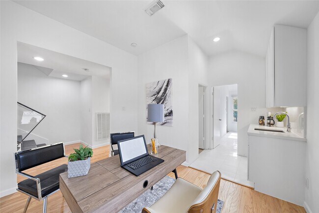 Building Photo - 2437 North Blvd