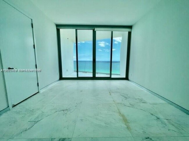 Building Photo - 16901 Collins Ave