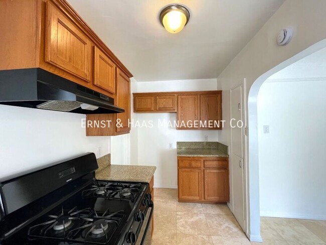 Building Photo - 1411 E Poppy St