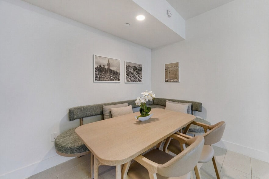 Building Photo - 121 NE 5th St