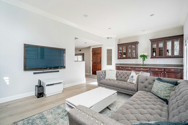 Building Photo - 815 W 15th St