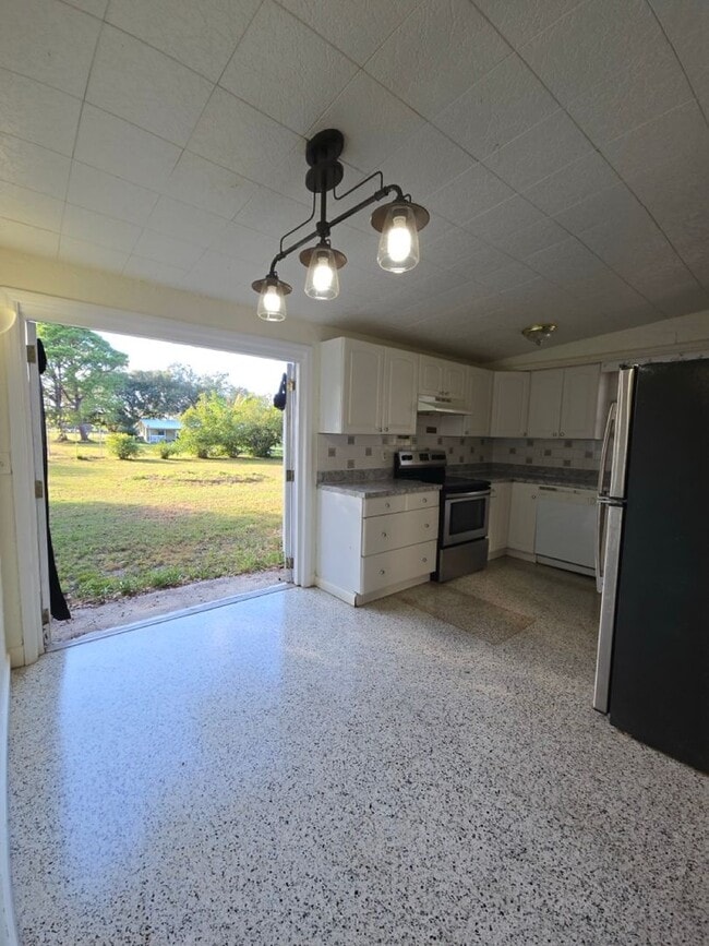 Building Photo - Spacious 3-Bed, 1-Bath Home on Quiet Road ...