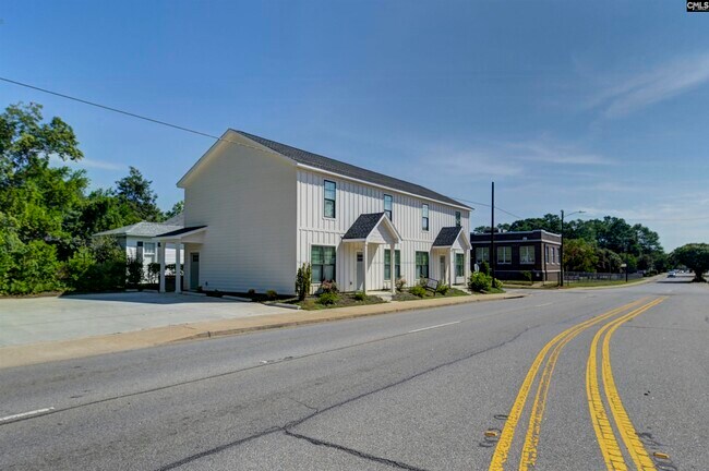 Building Photo - 2035 Rosewood Dr