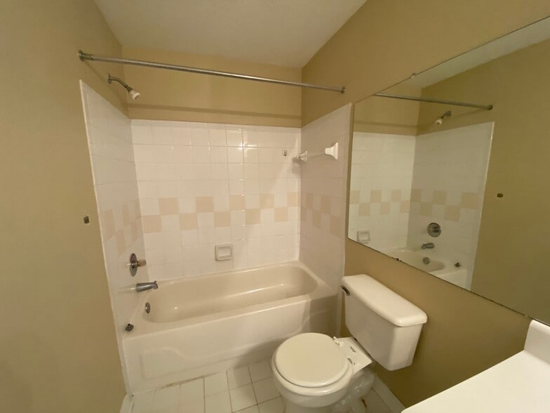 Building Photo - 11490 Villa Grand