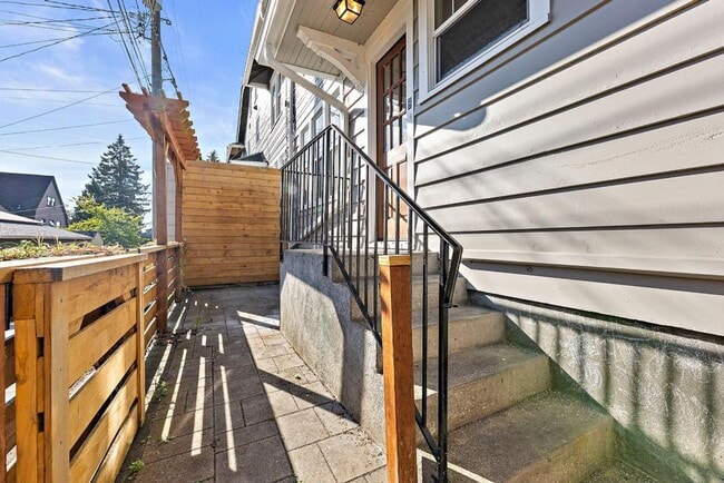 Building Photo - Modern 4-Story Townhouse in Tacoma’s Histo...