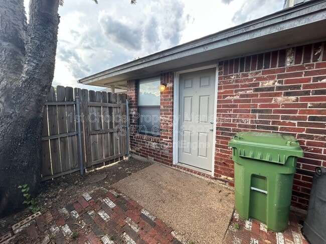 Building Photo - 6320 Holiday Ln