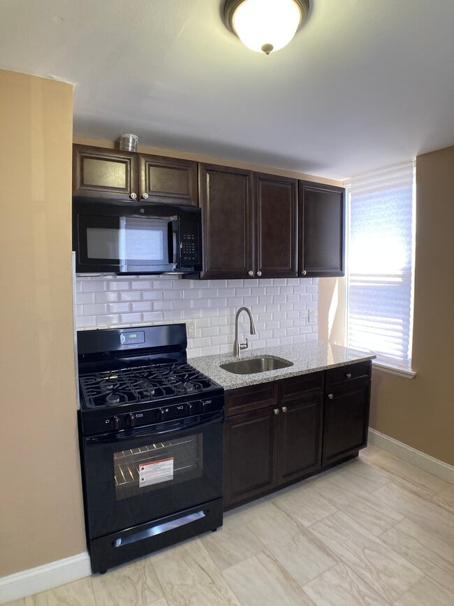 Building Photo - 1950 Clarence St