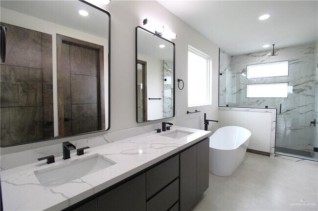 Building Photo - 1611 Oak Alley Dr