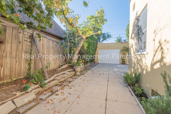 Building Photo - 1929 N Berendo St