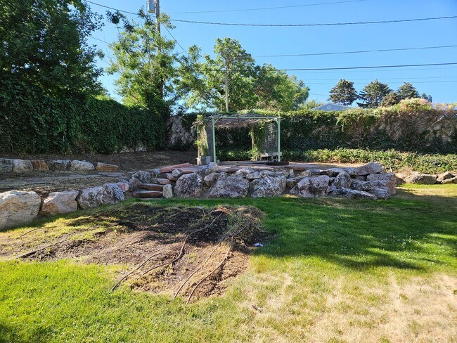 Building Photo - Beautiful 4 Bedroom/2 Bathroom in Bountiful