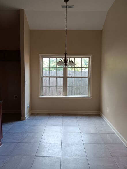 Dining area - 1007 Meriweather Dr