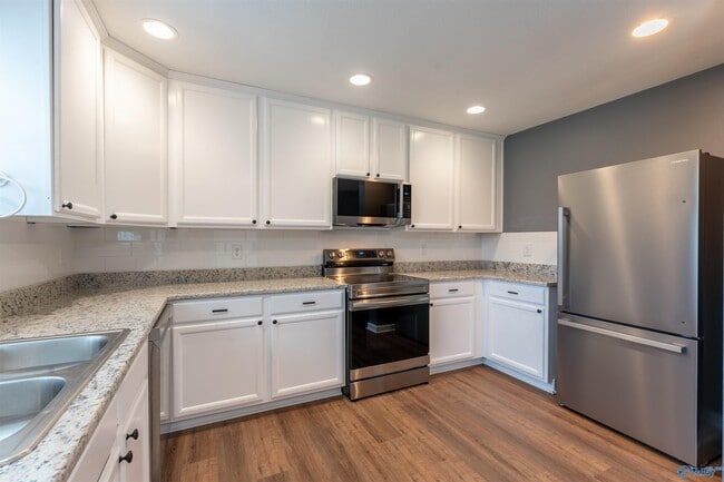 Building Photo - 2401 Bell Manor Dr SW