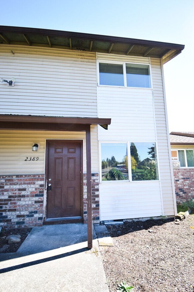 Building Photo - Spacious 2 bedroom 1.5 bath Town house Apa...