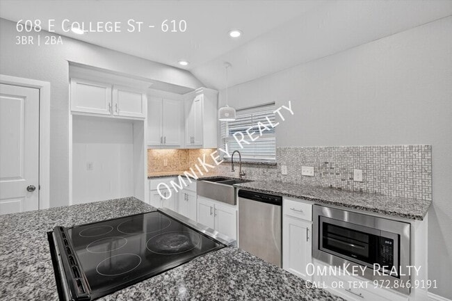 Building Photo - 608 E College St