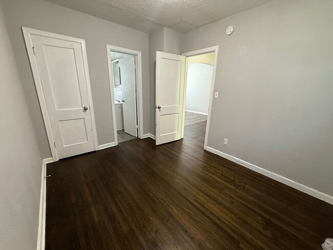 Building Photo - $775 - 2 bed 2 bath - Duplex