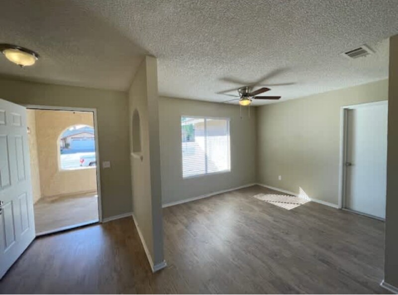 Building Photo - 11403 La Perla Dr