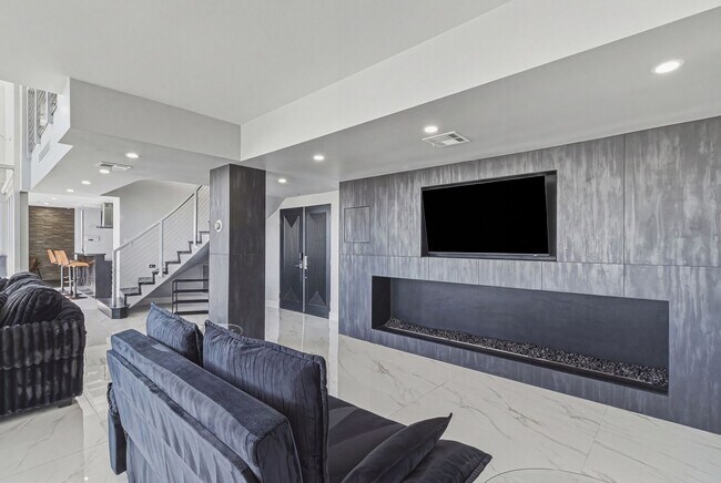 Building Photo - Luxury Penthouse Retreat with Private Pool, Sauna & Strip Views