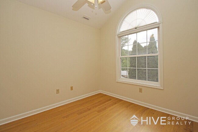 Building Photo - Charming Townhome in Harrisonburg!
