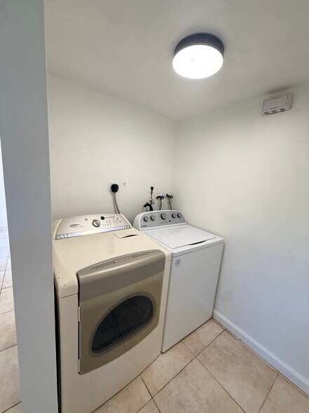 Building Photo - 9645 SW 148th Pl