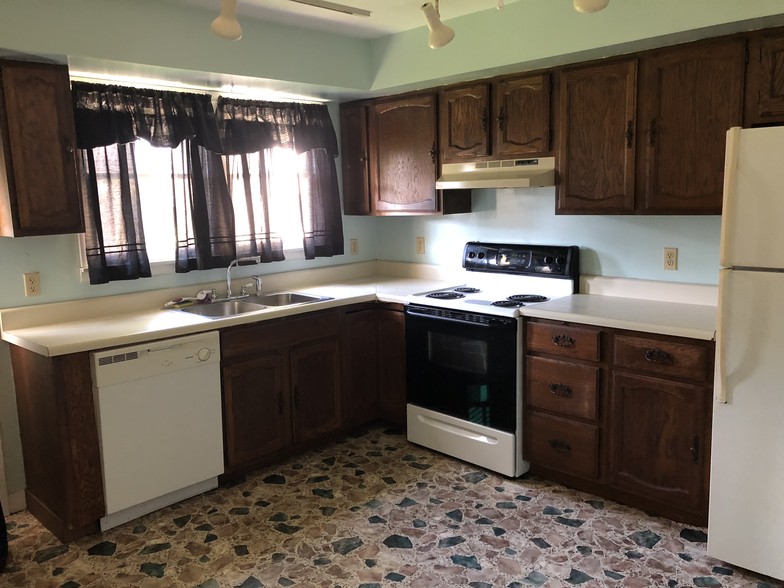 Fully furnished kitchen with dishwasher - 1022 1st Ave