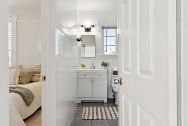 Building Photo - EPIC REA - Great Renovated ( all appliance...