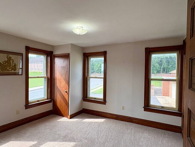 Building Photo - Large 4 bedroom house near Waynesboro Hosp...