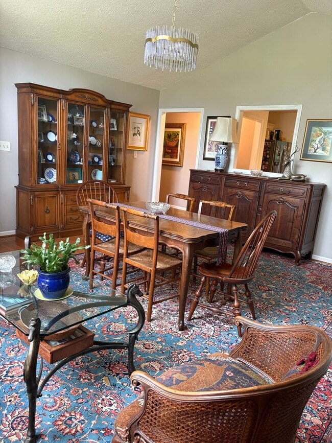 Building Photo - Large, private home in Rivercliff