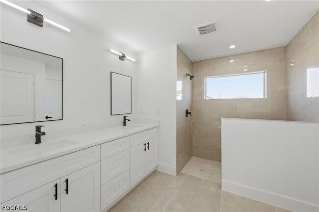 Building Photo - 2105 NE 1st Ave