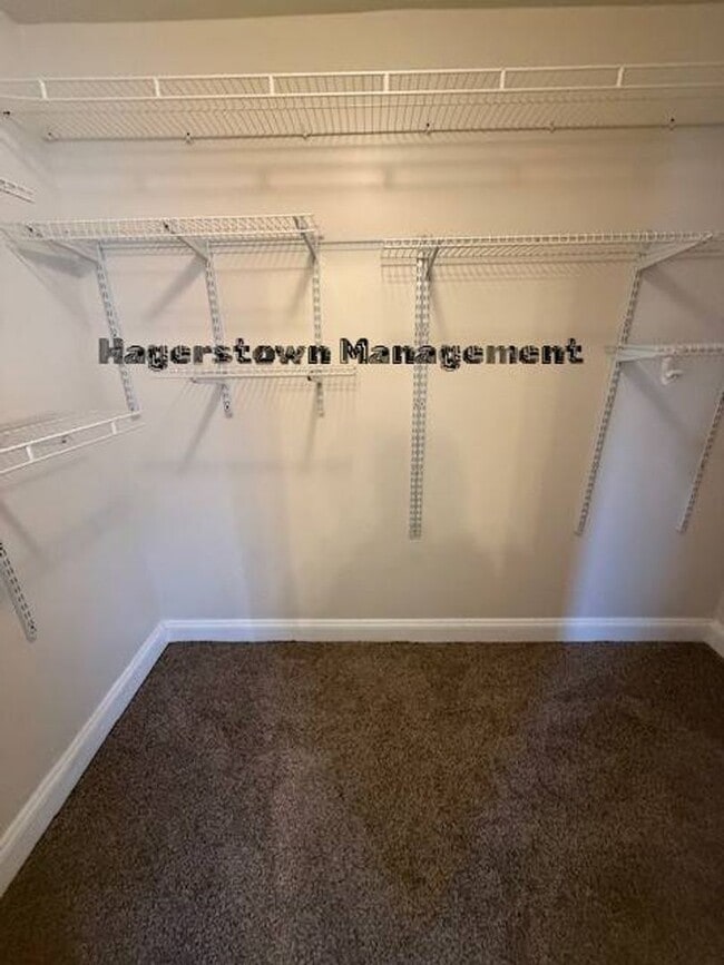 Building Photo - Halfway Townhouse - close to shopping and dining