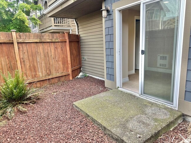 Building Photo - Beautiful 3 bed/2.5 bath townhome in North...