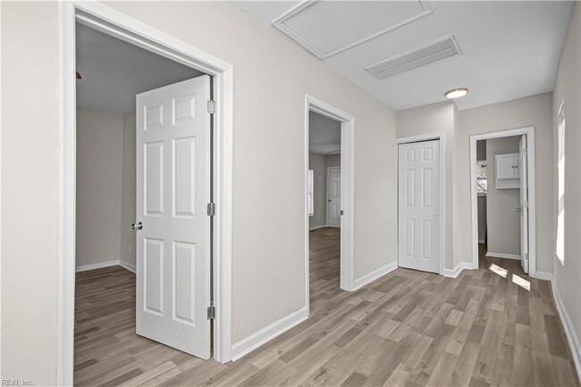 Building Photo - 926 W 26th St