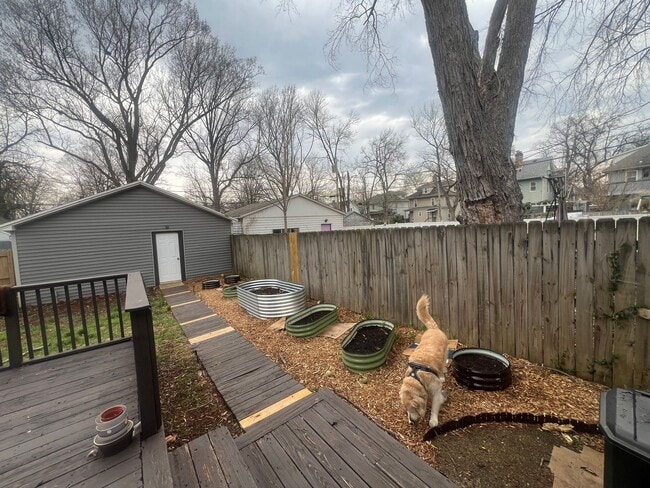 Building Photo - **Hawthorne Place** Pet Friendly 5 Large Bedrooms 2 Full Baths!