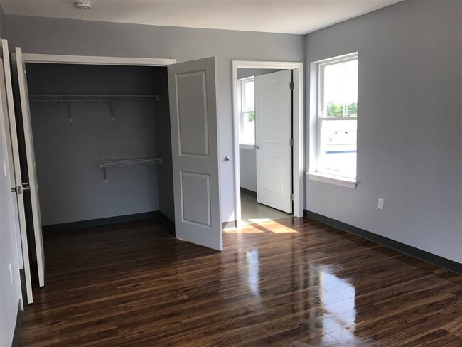 Building Photo - 10 E Ridge Dr